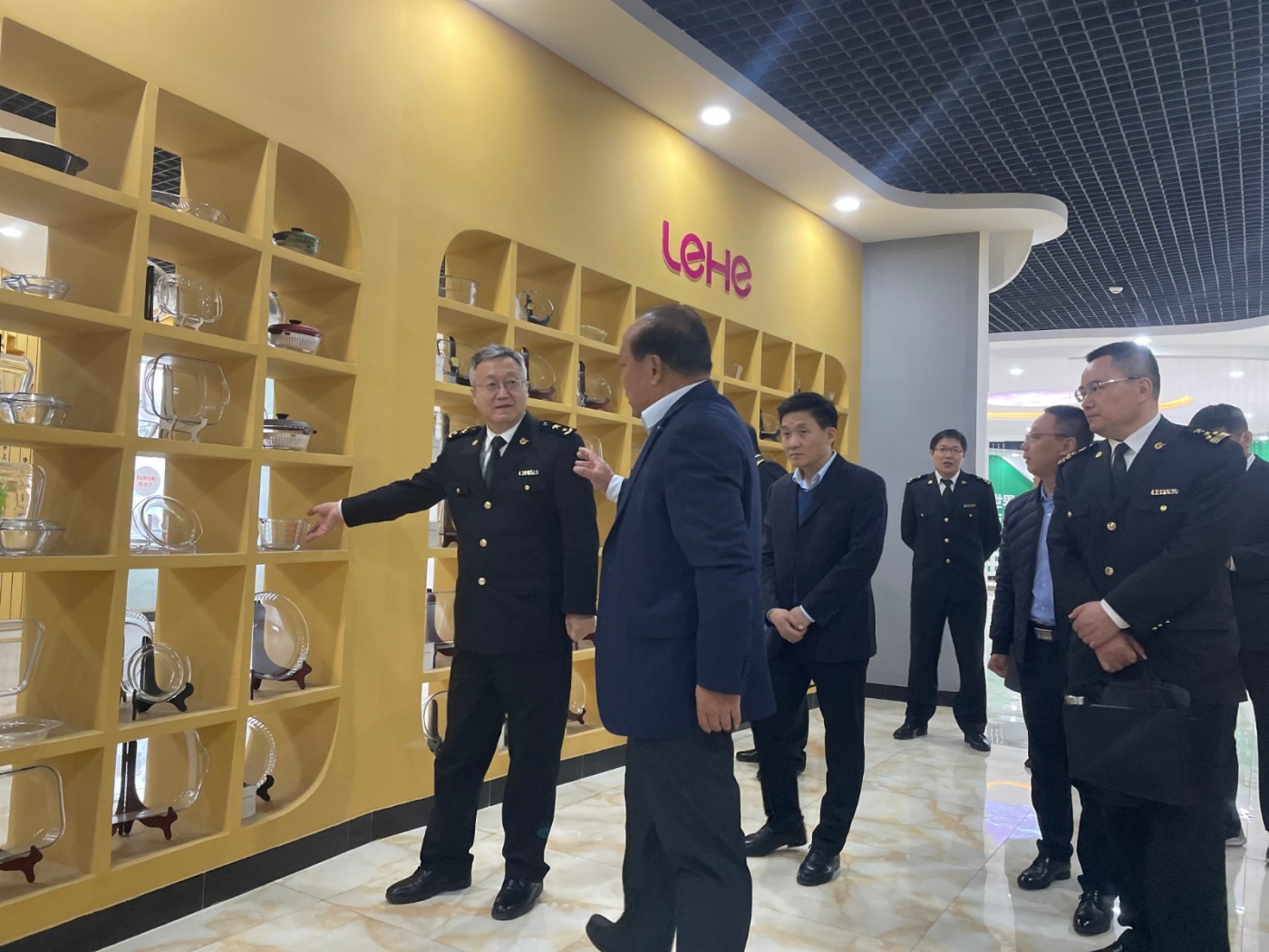 济宁海关党委书记、关长严学泉一行莅临曜晖集团调研指导工作